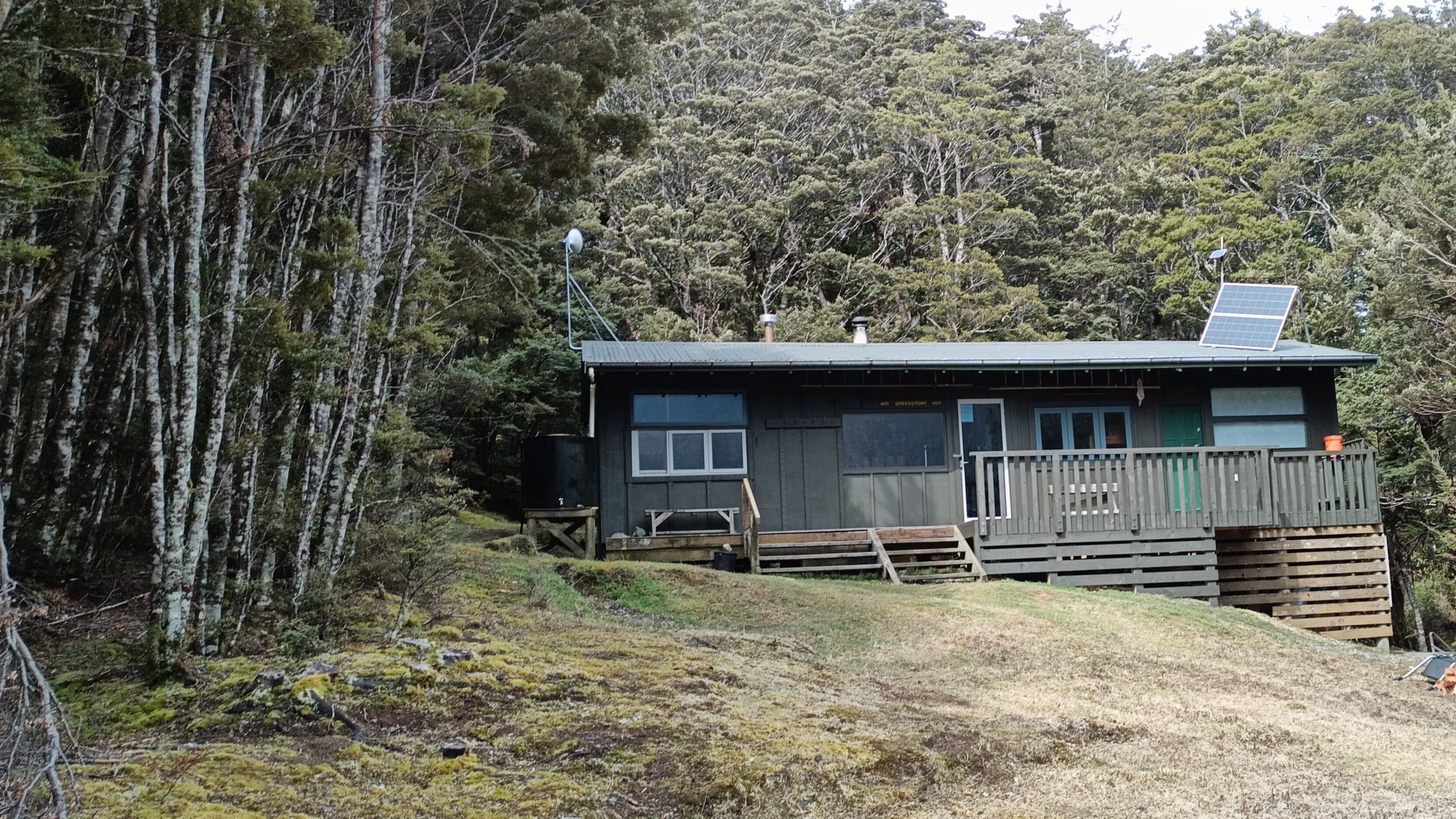 1.NZDA%20Mid%20Greenstone%20Hut%20outside